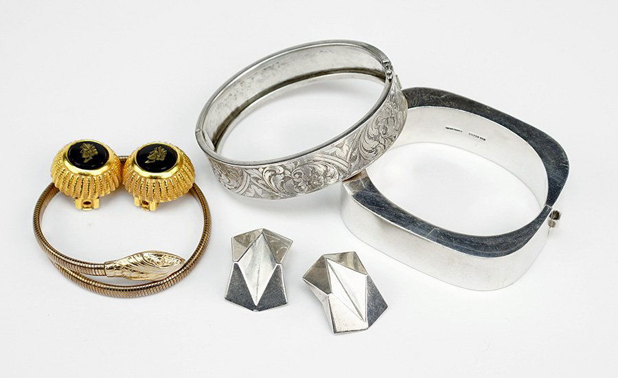 A Mexican Sterling Silver Bangle Bracelet. (1 of 1)