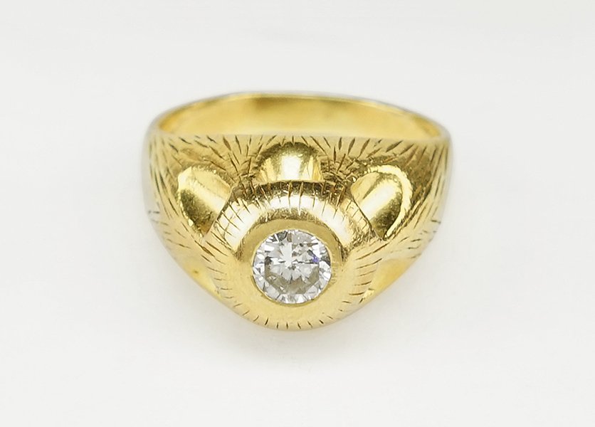 A Diamond and 18 Karat Yellow Gold Man's Ring. (1 of 1)