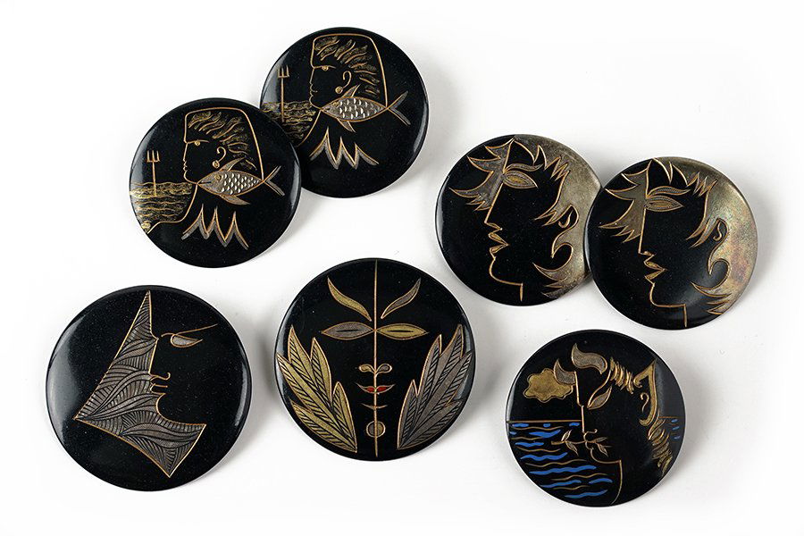 A Collection Of Seven Art Deco Resin Circle Brooches. (1 of 1)