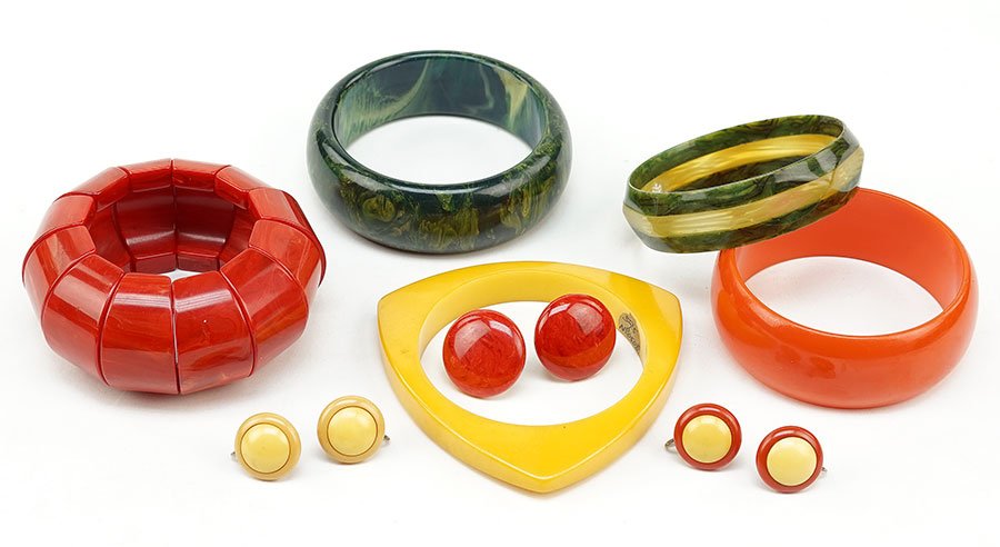 A Red Mottled Bakelite Link Bracelet. (1 of 1)