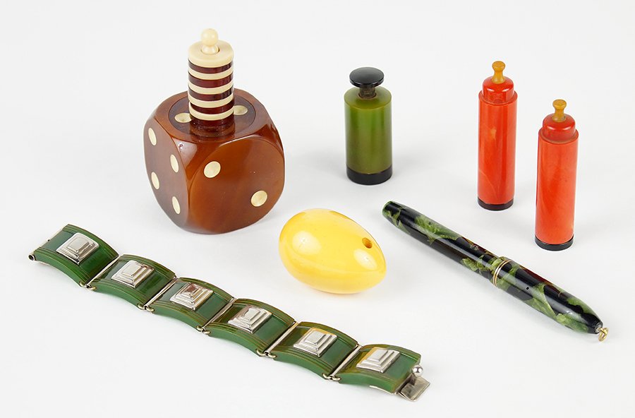 A Green Bakelite Link Bracelet. (1 of 1)