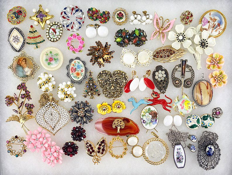 A Weiss Rhinestone And Goldtone Flower Brooch. (1 of 1)