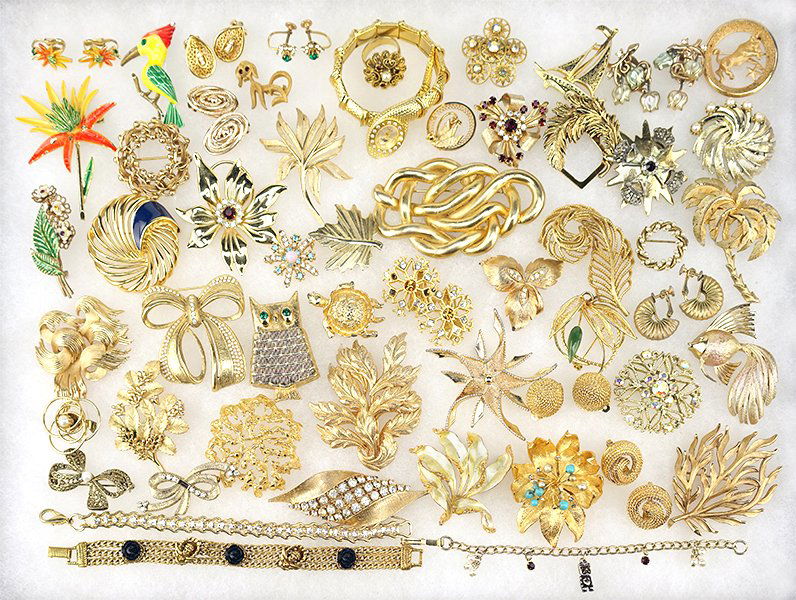 A Collection Of Signed And Unsigned Goldtone Costume (1 of 1)