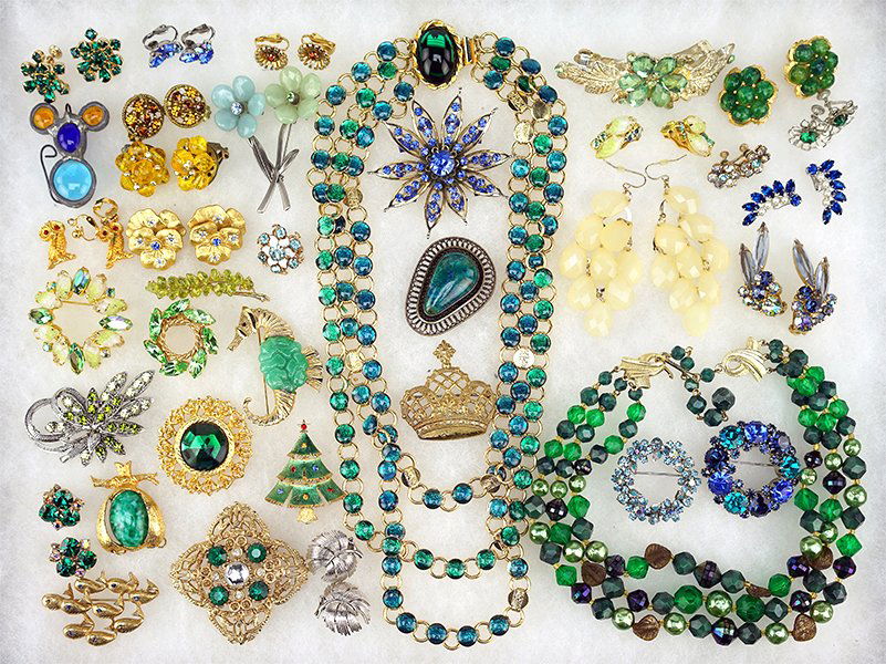 A Miriam Haskell Goldtone Crown Brooch. (1 of 1)