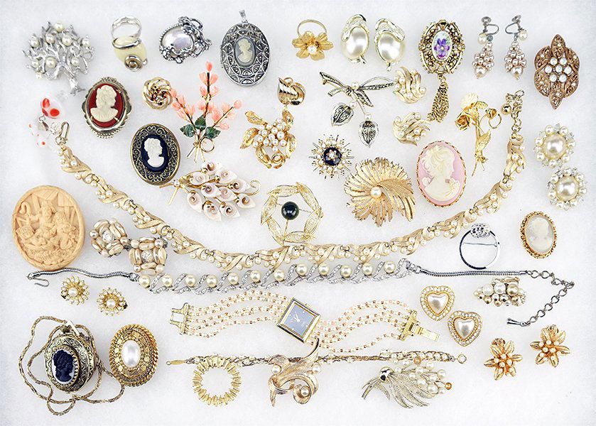 A Coral And Jade Flower Brooch. (1 of 1)