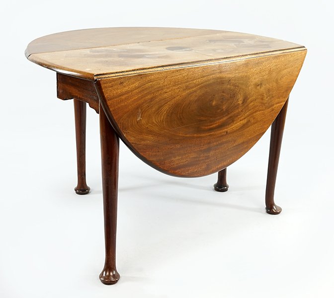An English Queen Anne Style Mahogany Drop Leaf Table. (1 of 1)