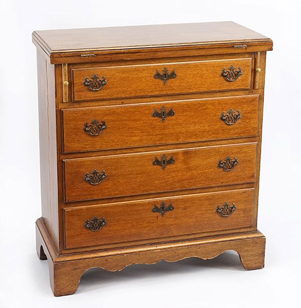 A Georgian Style Mahogany Bachelor's Chest. (1 of 3)