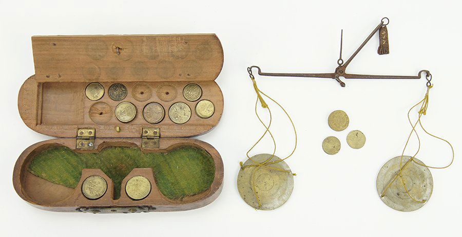 An 18th Century Coin Scale Set. (1 of 2)