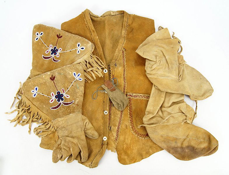 A Pair of Beaded Suede Gloves. (1 of 1)