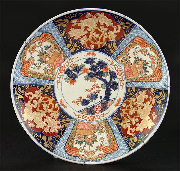 A Japanese Imari Porcelain Charger. (1 of 1)