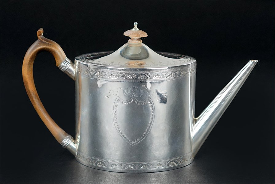 A George III Silver Teapot. (1 of 1)