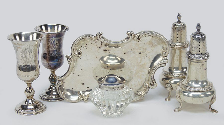 A Pair of Ellmore Sterling Silver Salt Shakers. (1 of 1)