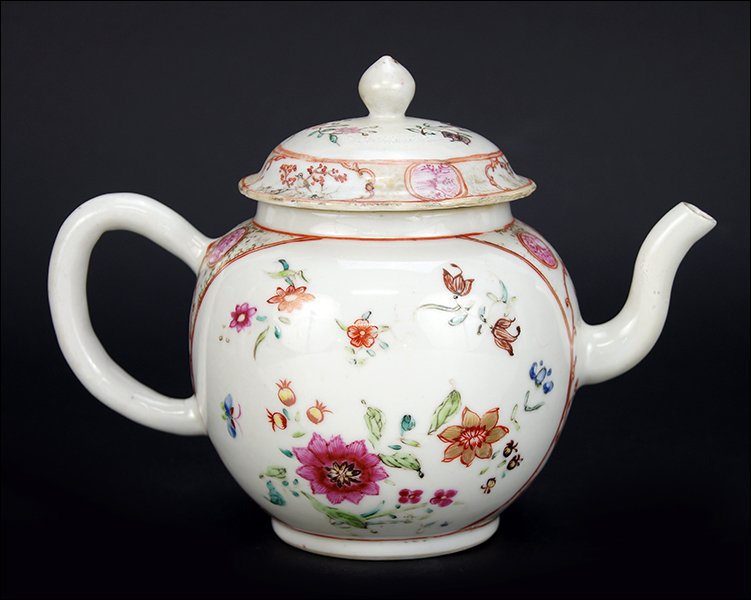 A 18th Century Chinese Export Porcelain Teapot. (1 of 1)
