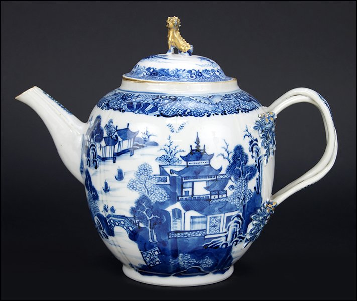 A Chinese Export Porcelain Teapot. (1 of 5)