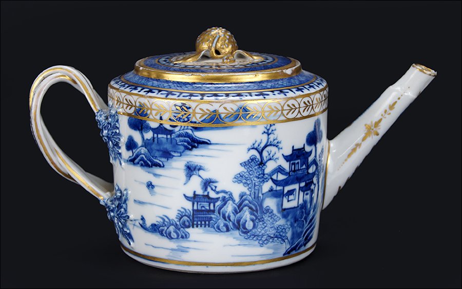An 18th Century Chinese Export Porcelain Teapot. (1 of 4)