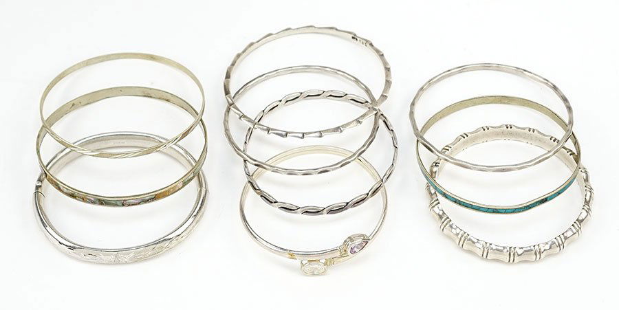 An Amethyst and White Quartz Bracelet. (1 of 1)