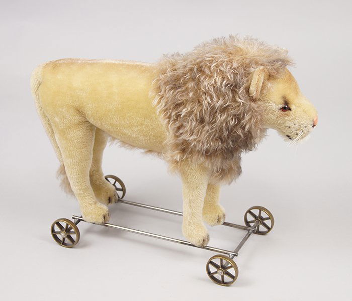 Steiff Lion on Wheels. (1 of 1)
