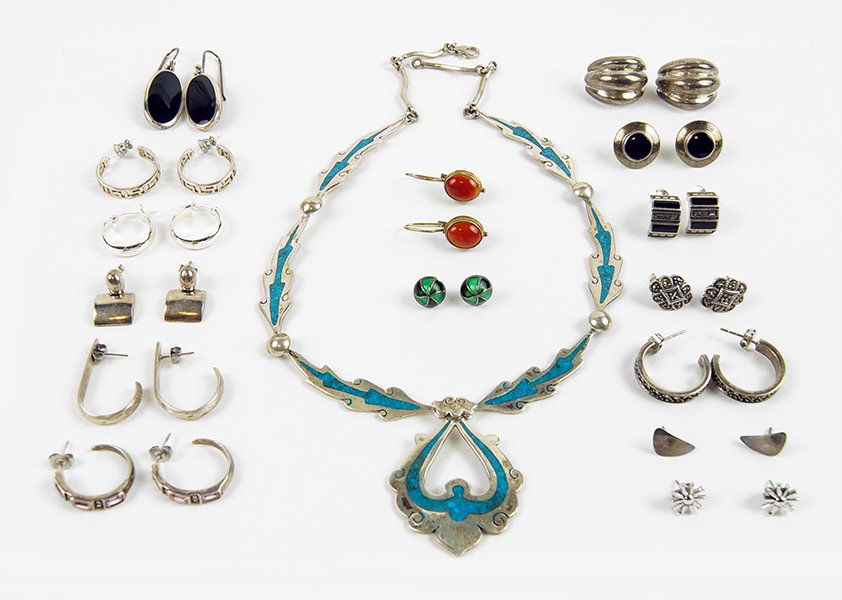 A Mexican Sterling Silver Necklace. (1 of 1)