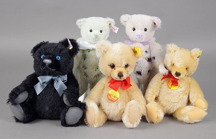 Group of Steiff Plush Bears. (1 of 1)