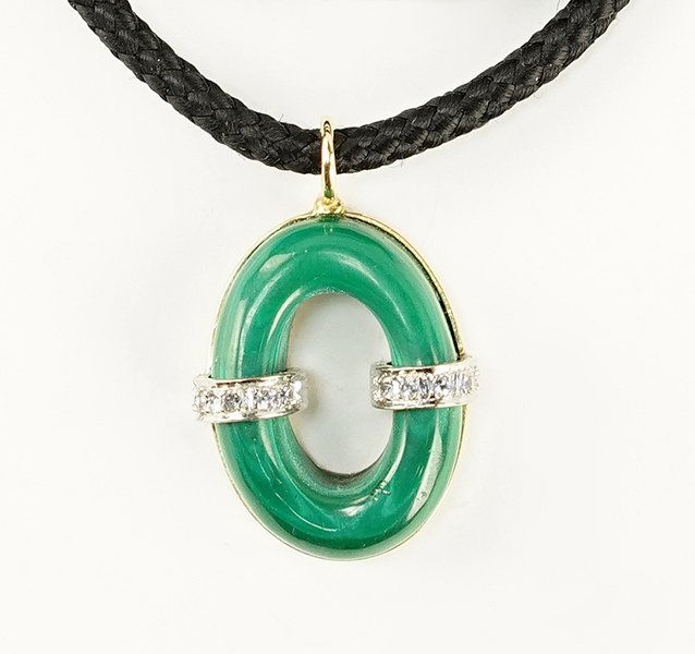 A Malachite Pendant Necklace. (1 of 2)