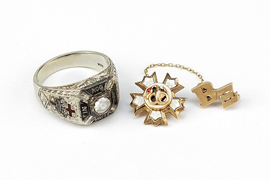 An 18 Karat White Gold Masonic Ring. (1 of 1)