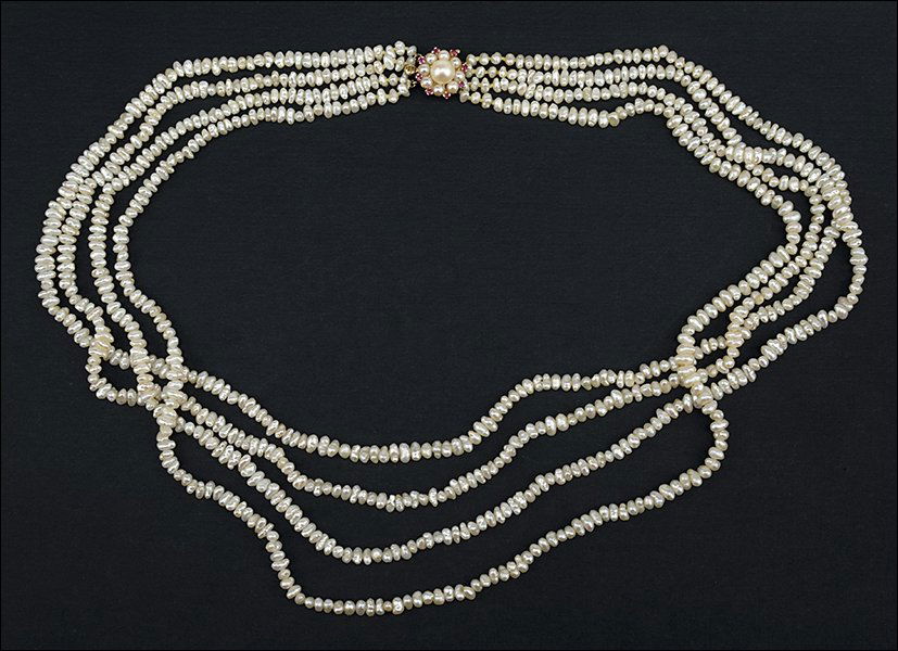 A Freshwater Pearl Necklace. (1 of 1)