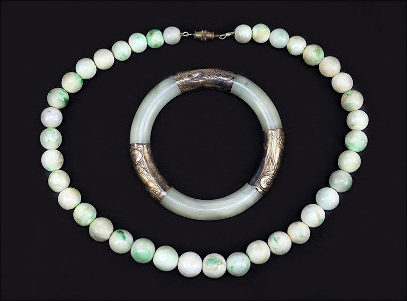 A Graduated Strand of Jadeite Beads. (1 of 1)