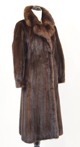 A Mahogany Mink Coat. (1 of 1)