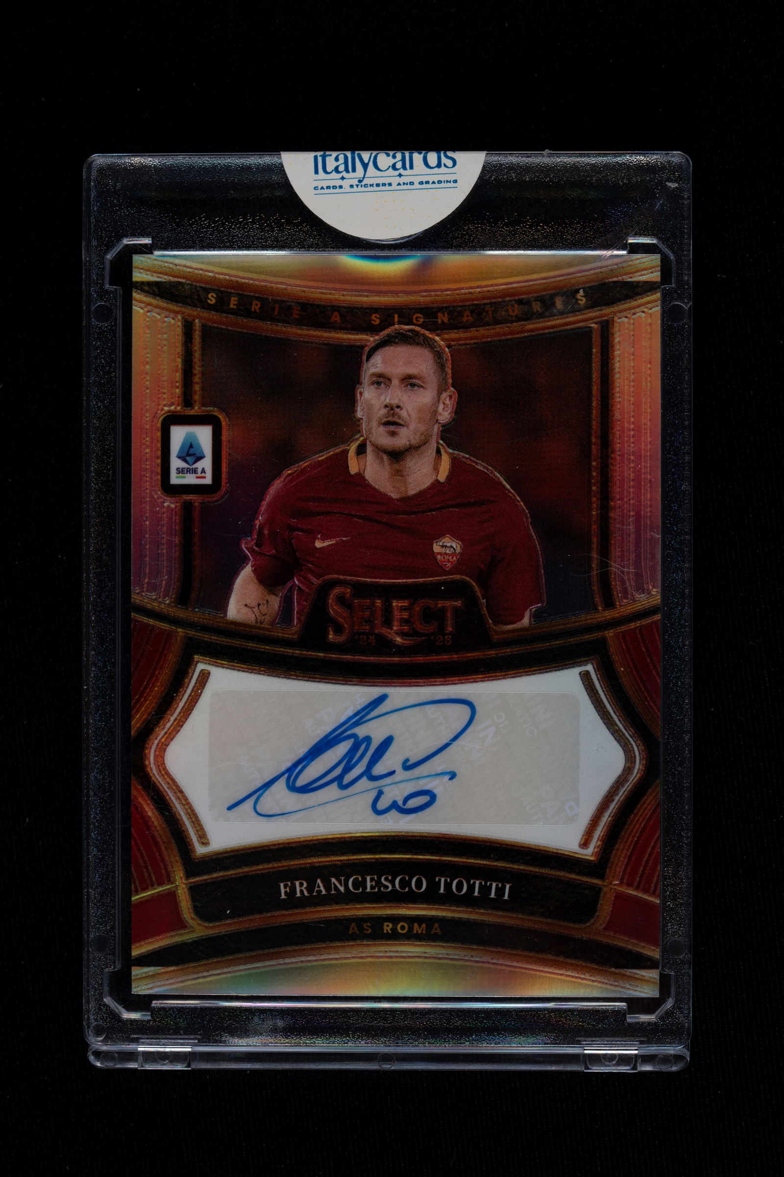 Francesco Totti - Signed Card - Roma - Panini Select Serie A 2024/25: Francesco Totti's autographed card, wearing a Roma jersey, published by Panini for the 2024/2025 Select Serie A Prizm series. Francesco Totti represented a romantic anomaly in modern football: 25 seas
