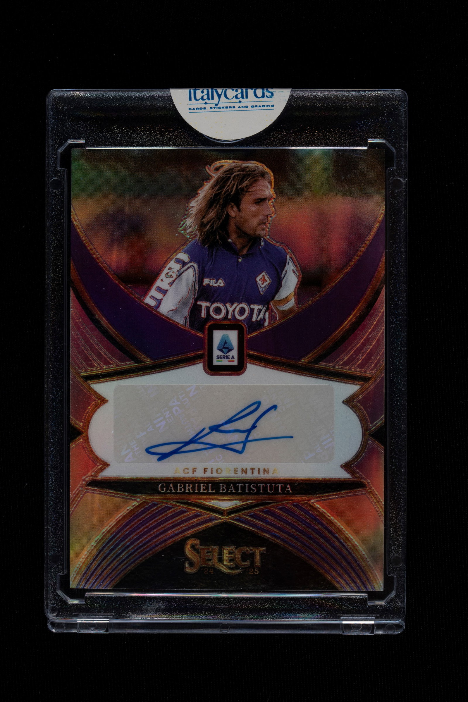 Gabriel Batistuta - Signed Card - Fiorentina - Panini Select Serie A 2024/25: Gabriel Batistuta's autographed card, wearing a Fiorentina jersey, published by Panini for the 2024/2025 Select Serie A Prizm series. Gabriel Omar Batistuta, nicknamed "The Lion King," was one of the