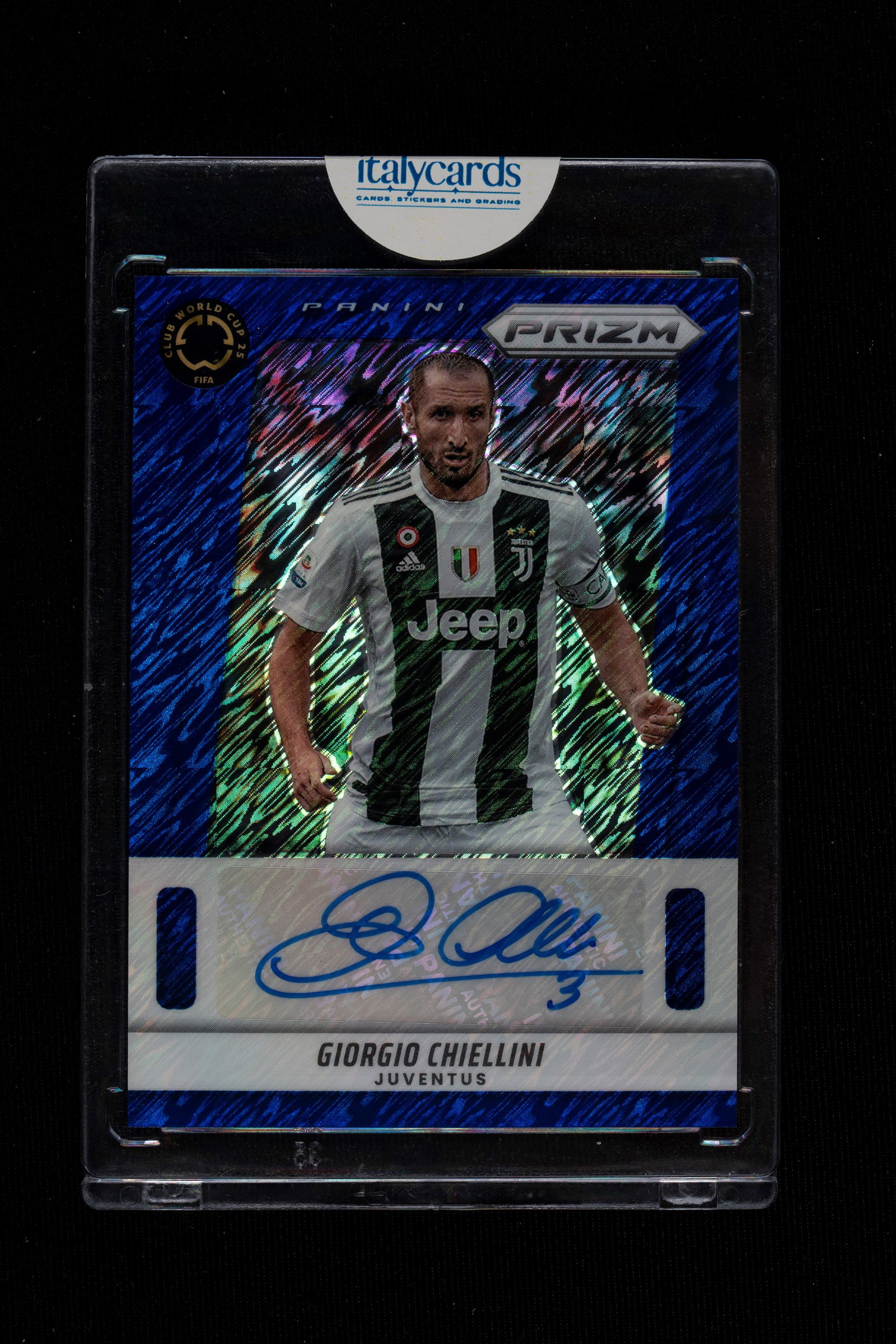 Giorgio Chiellini - Signed Card - Juventus - Panini Prizm Fifa WC 2024/25: Giorgio Chiellini's autographed card, wearing a Juventus jersey, published by Panini for the 2024/25 Prizm Fifa WC Blue series. Giorgio Chiellini won nine consecutive Scudetti, becoming one of the few