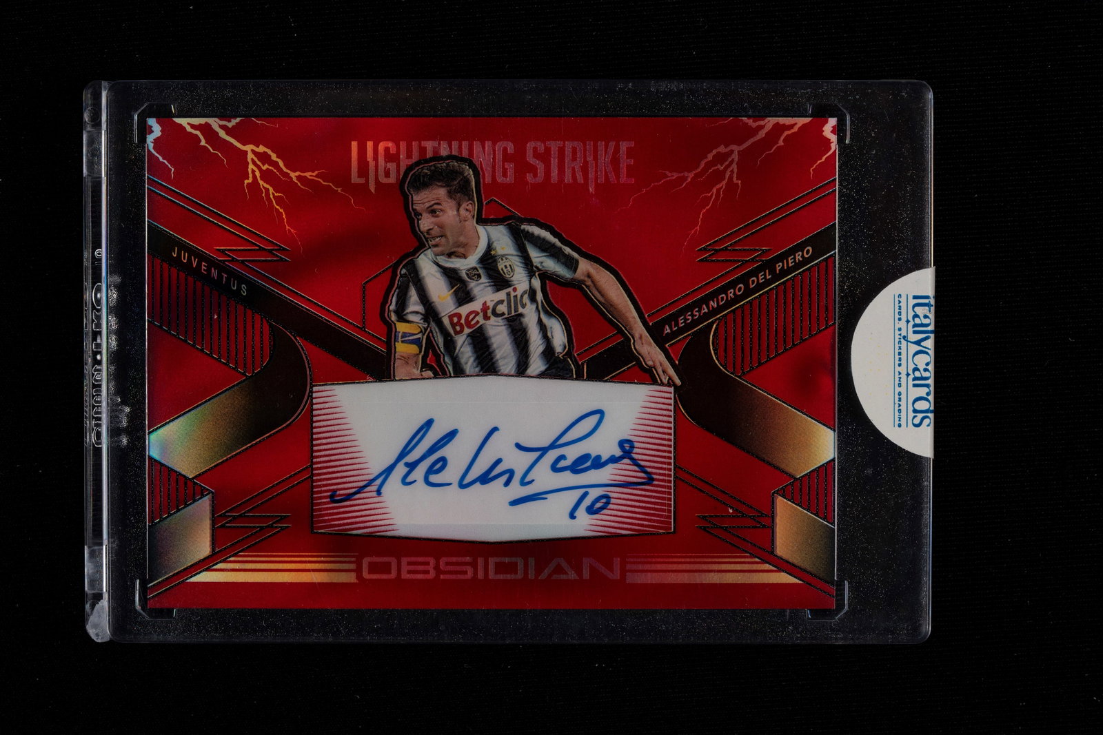 Alessandro Del Piero - Signed Card - Juventus - Panini Obsidian Soccer 2020/21 - Numbered out of 44: Alessandro Del Piero's autographed card wearing a Juventus jersey, published by Panini for the 2020/21 Obsidian Soccer series. Numbered out of 44. The bond between Alessandro Del Piero and Juventus em