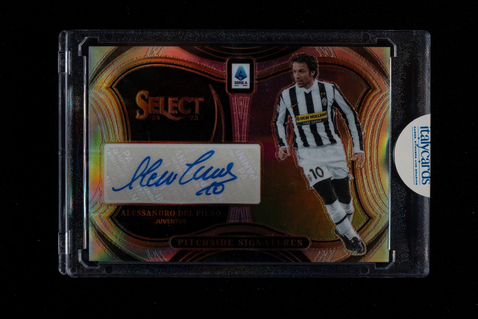 Alessandro Del Piero - Signed Card - Juventus - Panini Select Serie A 2024/25: Alessandro Del Piero's autographed card, wearing a Juventus jersey, published by Panini for the 2024/25 Serie A Select series. Alessandro Del Piero is Juventus' all-time leading goalscorer, having sco