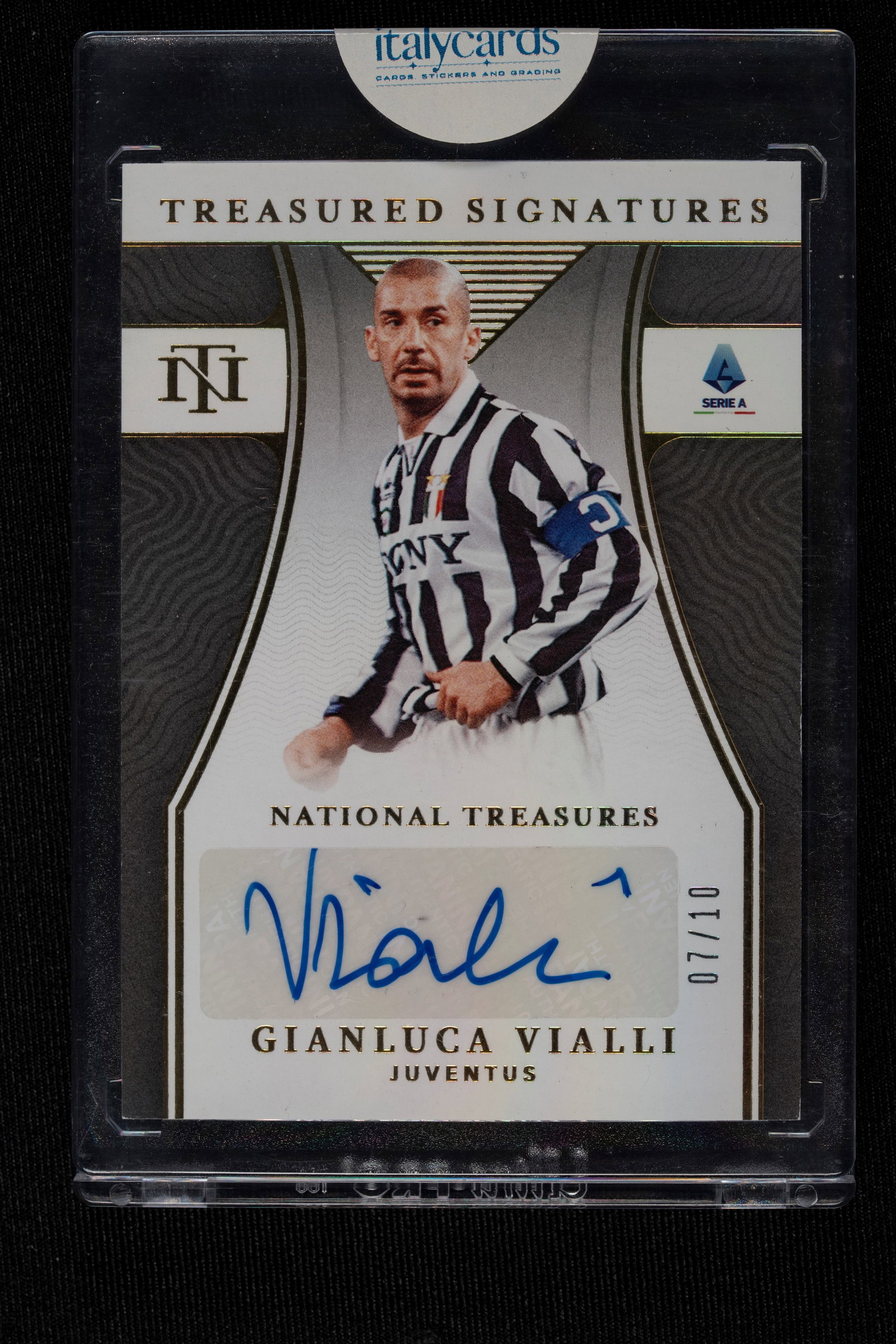 Gianluca Vialli - Signed Card - Juventus - Panini Chronicles National Treasures Soccer Serie A: Gianluca Vialli's autographed card, wearing a Juventus jersey, published by Panini for the 2021/22 Chronicles National Treasures Soccer Serie A series. Numbered out of 10. Arriving in Turin in 1992 as
