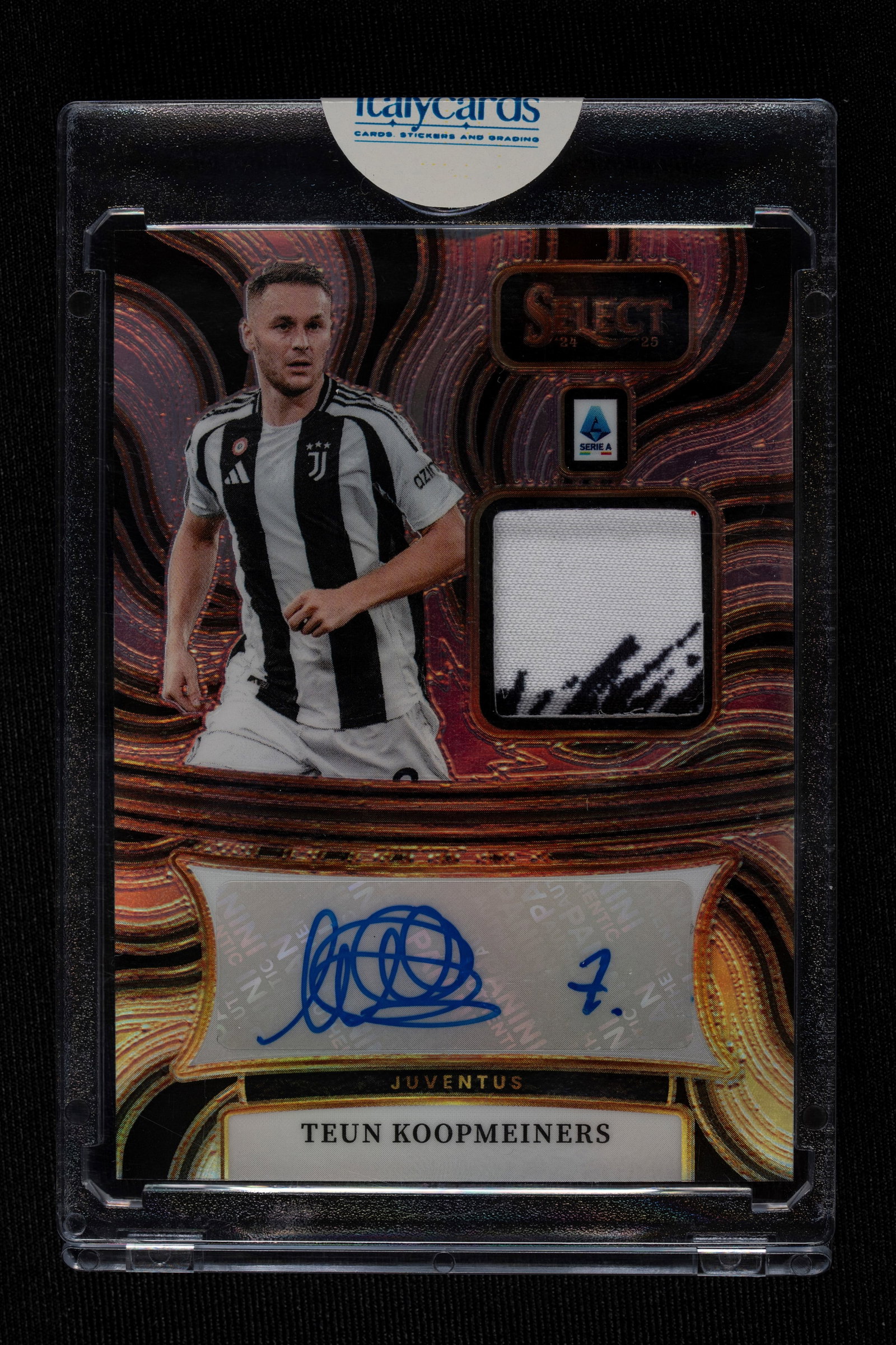 Teun Koopmeiners - Signed Card - Juventus - Panini Select Serie A 2024/25: Teun Koopmeiners' autographed card, wearing a Juventus jersey, published by Panini for the 2024/2025 Select Serie A Soccer season. Teun Koopmeiners' arrival at Juventus in the summer of 2024 marked th