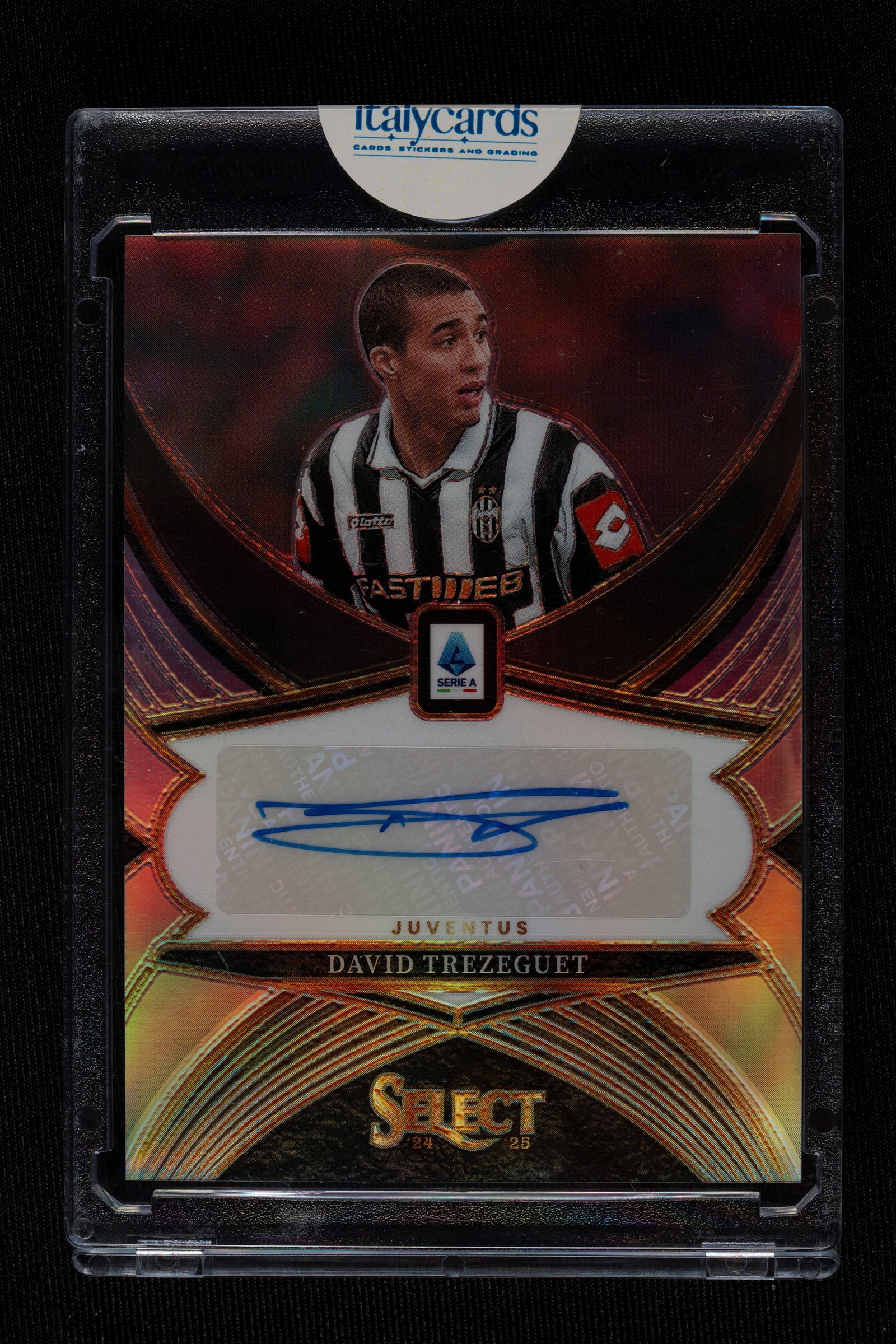 David Trezeguet - Signed Card - Juventus - Panini Select Serie A 2024/25: David Trezeguet's autographed card, wearing a Juventus jersey, released by Panini for the 2024/2025 Select Serie A Soccer series. David Trezeguet, nicknamed "Trezegol," is Juventus's all-time leading