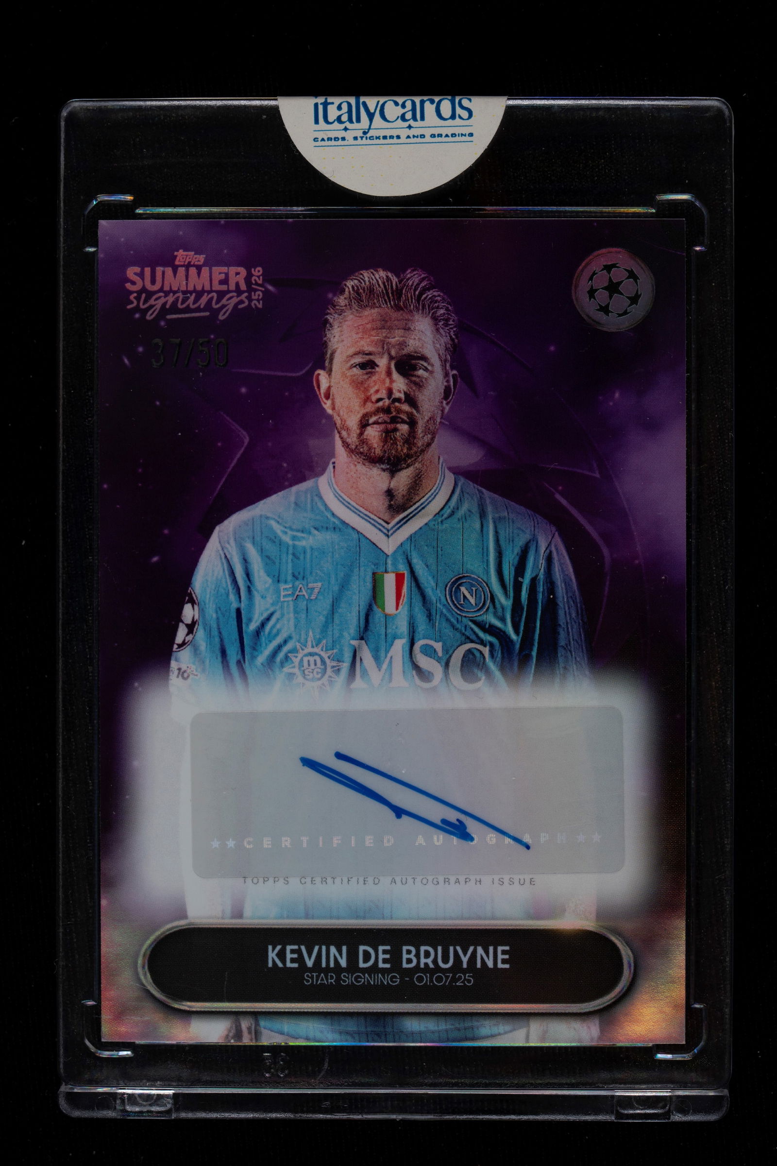 Kevin De Bruyne - Signed Card - Topps UCC Summer Signings 2025/26 - Numbered out of 50: Kevin De Bruyne autographed card wearing a Napoli shirt, published by Topps for the 2025/26 UCC Summer Signings series. Numbered out of 50. First autographed card of De Bruyne wearing a Napoli shirt.