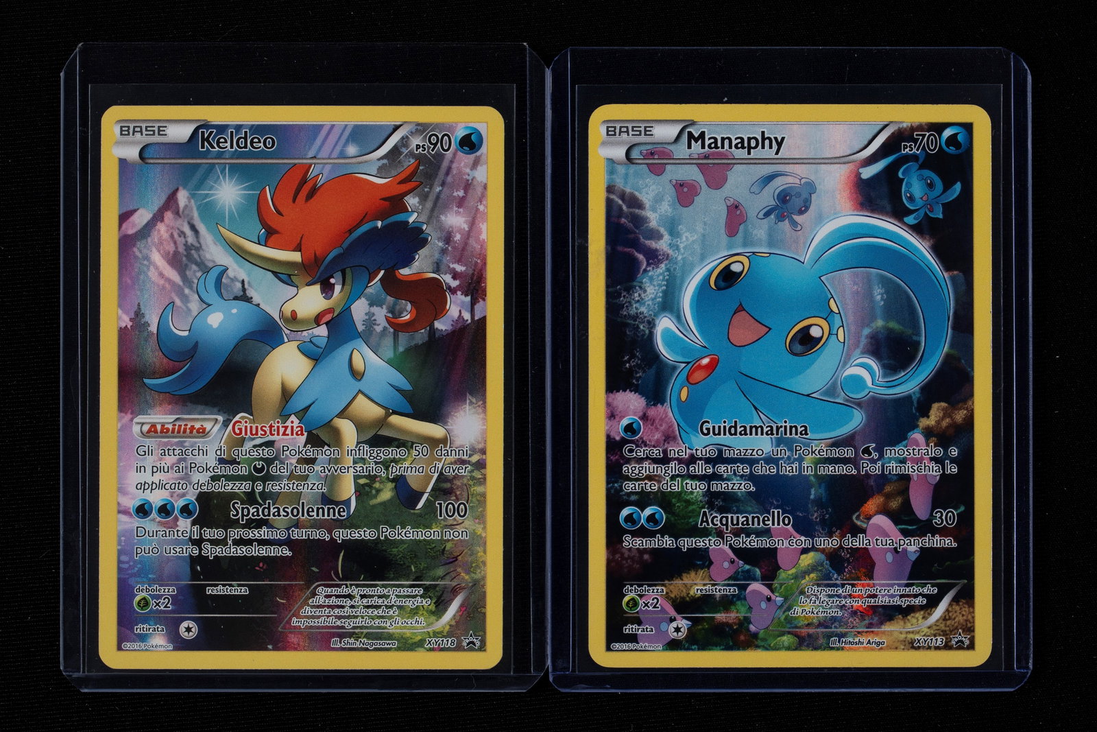 Pokémon - Keldeo and Manaphy Promo XY 20th Anniversary Italian - RAW: The 20th Anniversary Manaphy (XY113) and Keldeo (XY118) promo cards are two icons of the nautical aesthetic. Manaphy enchants with a dreamy illustration immersed in bubbles and coral, while Keldeo, in