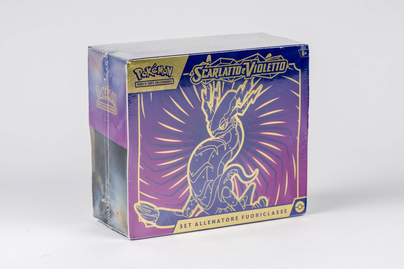 Pokémon - ETB Miraidon Ex Gold rare, Scarlet and Violet Italian - Sealed: The Elite Trainer Box (ETB) featuring Miraidon ex Gold from the Crimson & Violet expansion represents the ultimate blend of aesthetics and collectibles. This special edition celebrates the legendary c