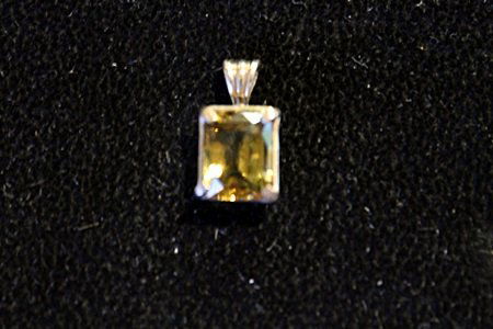 Beautiful Solid 14K Yellow Gold Alexandrite Pendant.: Beautiful Solid 14K Yellow Gold Alexandrite Pendant. This pendant is compromised of 4 prongs set fancy emerald cut alexandrite. Alexandrite approx 4.76 cts. Total weight approx 2.50 grams. Alexandrite