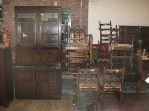 ERCOL DINING SUITE COMPRISING OF REFECTORY STYLE DINING: ERCOL DINING SUITE COMPRISING OF REFECTORY STYLE DINING TABLE, SIX (FOUR AND TWO) CHAIRS AND GLAZED WALL UNIT