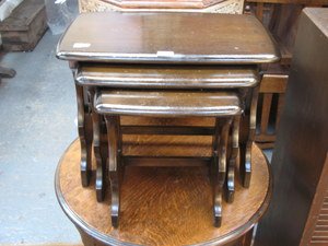 ERCOL DARK OAK NEST OF THREE TABLES: ERCOL DARK OAK NEST OF THREE TABLES