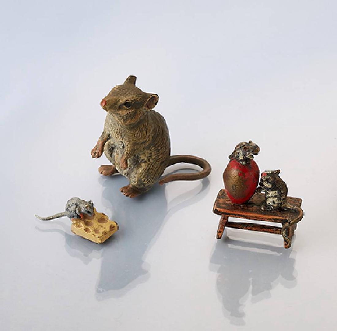 Lot 3 Vienna bronze, approx. 1910s: Lot 3 Vienna bronze, approx. 1910s , colorfully painted decoration, 1 x mouse, h. approx. 4 cm, 1 x small mouse with cheese, l. approx. 2 cm, 1 x 2 mice sitting on a bench, l. approx. 2.2 cm