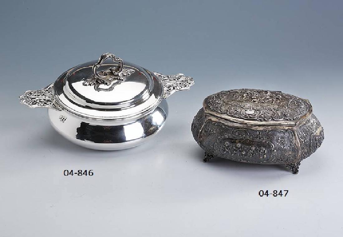 Cover bowl, France um 1900, silver 950: Cover bowl, France um 1900, silver 950 , manufacturer's brand Alphonse Debain, Paris, distributor Guillermin, Geneva, handles hand sawn, botanical top crest, h. approx. 14 cm, diam. approx. 18.5 cm, a