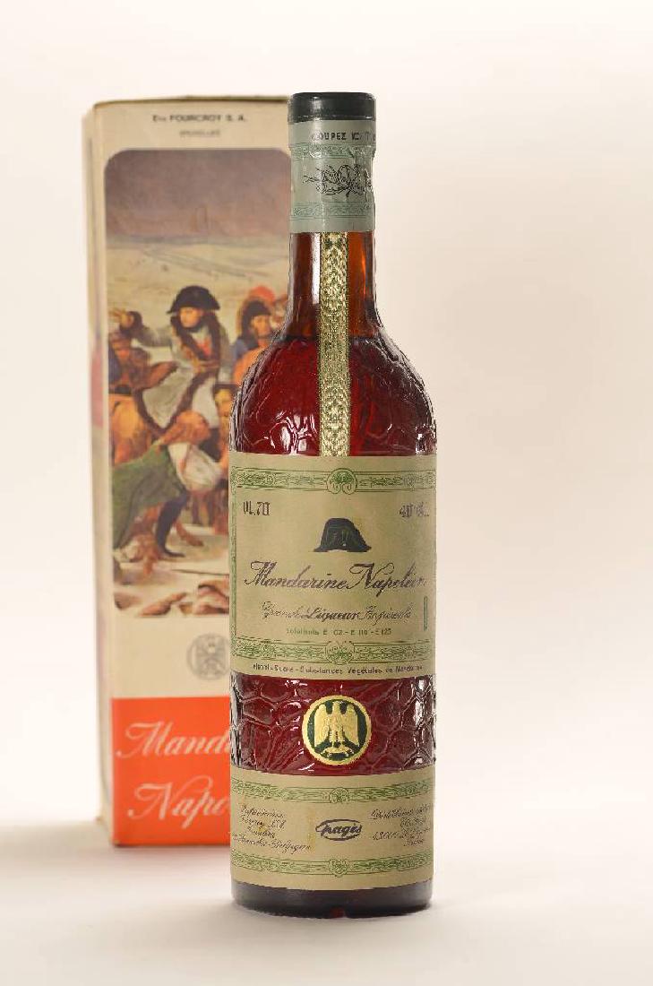 1 bottle of Napoleon: 1 bottle of Mandarine Napoleon grande Liqueur Imperiale, approx. 70 cl, 40% vol., Distillateurs: Ets Pages. 43000 Le Puy en Velay / France, very good condition of the bottle, in original box, decorati