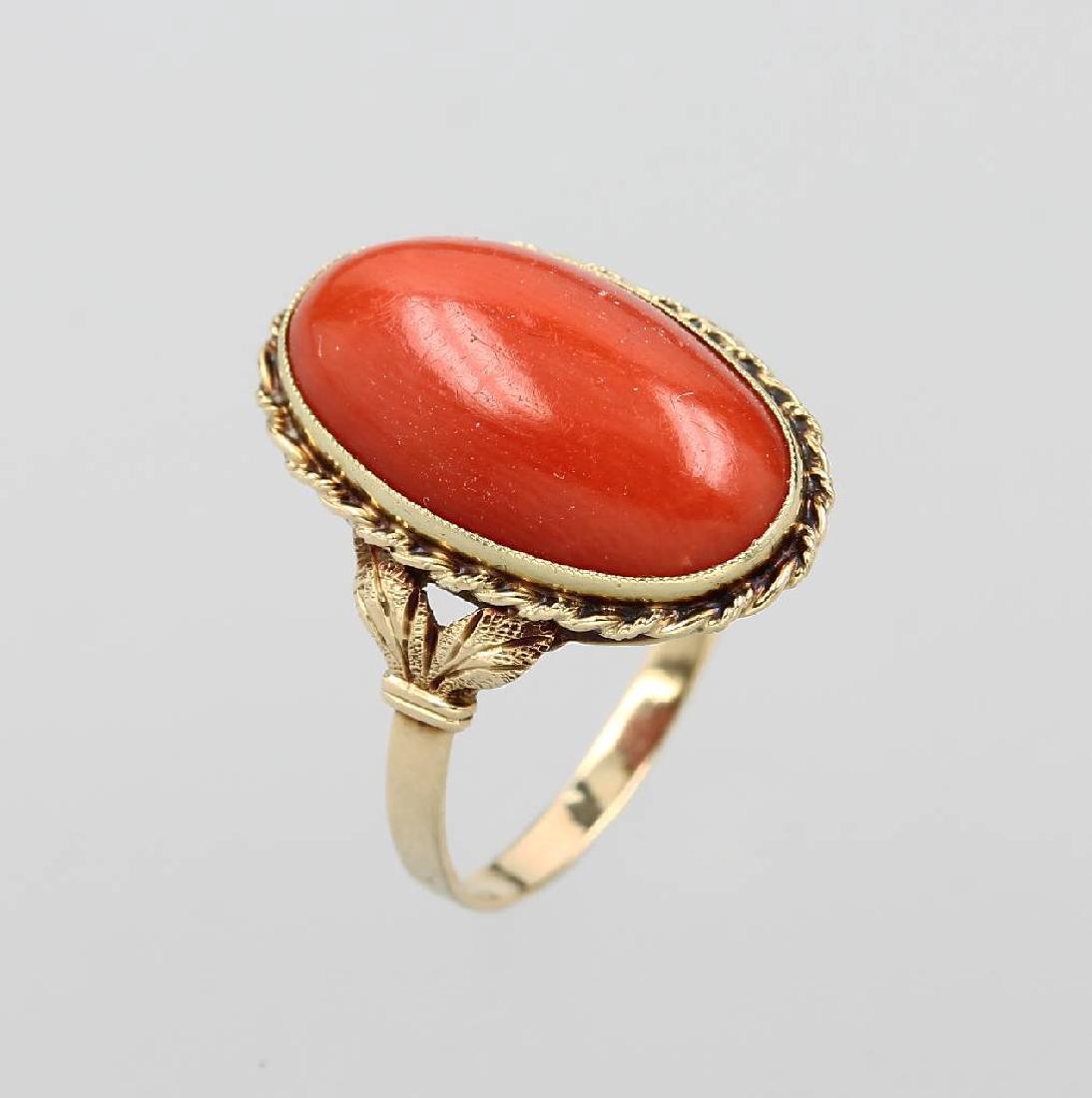 14 kt gold ring with coral, Italy approx. 1900s: 14 kt gold ring with coral , YG 585/000, Italy approx. 1900s, oval coral cabochon, cordrand decor, ringsize 54, approx. 2.9 g