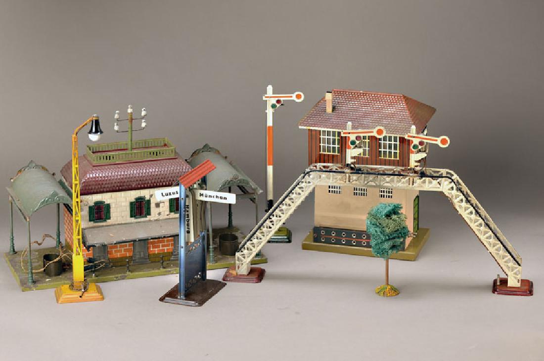 extensive railway construction: extensive railway construction, rails and accessories, Märklin Bing and Kraus Fandor, 1930s, gauge exactness 0, Kraus Fandor: ancient railway station and one with station platform with glass roof, br