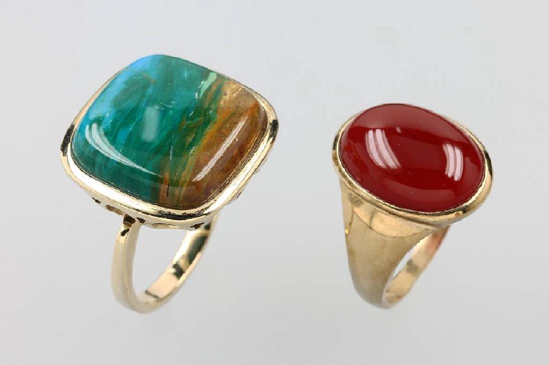 Lot 2 gold rings: Lot 2 gold rings , 1 x oval carneliancabochon approx. 4.0 ct, YG 333/000, ringsize 60, approx. 4.4 g; 1 x squared landscape agate cabochon approx. 12.0 ct, YG 375/000, ringsize 60, approx. 7.4 g