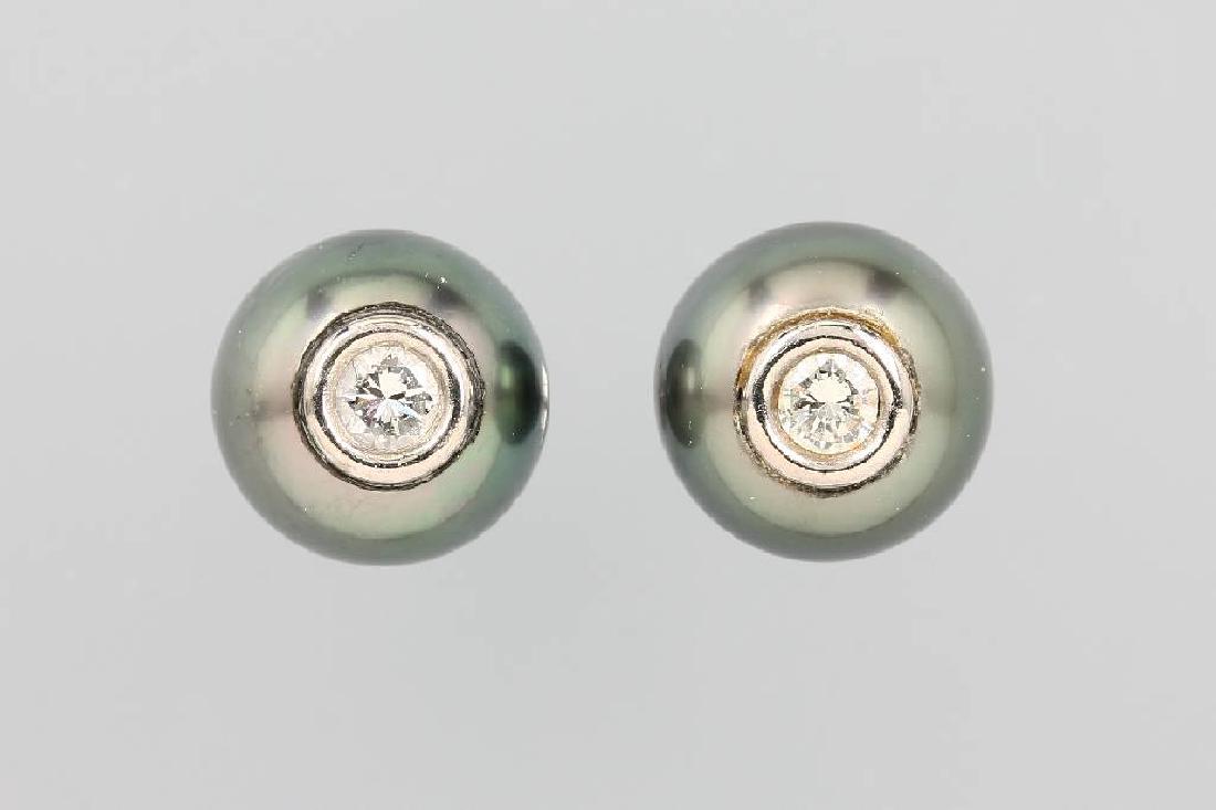 Pair of 18 kt gold earrings with cultured tahitian: Pair of 18 kt gold earrings with cultured tahitian pearls and brilliants , WG 750/000,grey cultured tahitian pearls, diam. approx. 11 mm, 2 brilliants total approx. 0.34 (engraved) Wesselton/si, in pe