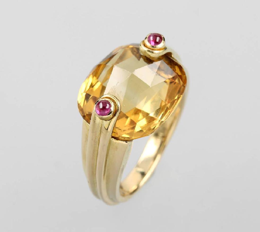 ANTONINI ring with citrine and rubies: ANTONINI ring with citrine and rubies , YG 750/000, bevelled citrine in cushion-cut, sideways 2 ruby cabochons, ringsize 55, total approx. 12.5 g